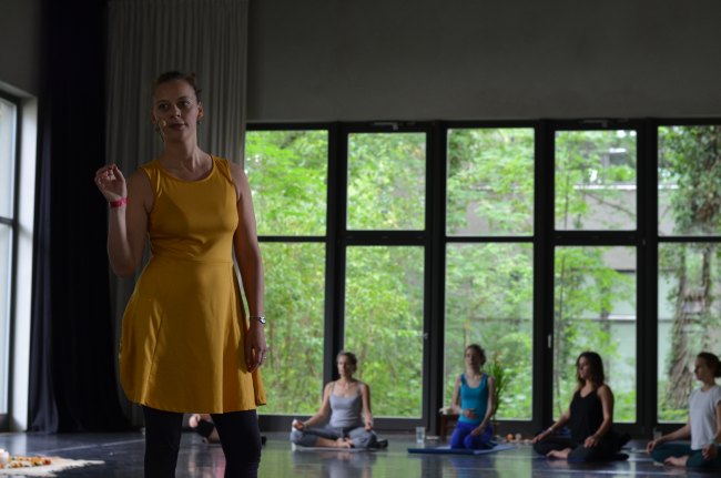 Mobile Dozentin Yoga Tanz seelebaumeln-yin-yoga-workshop